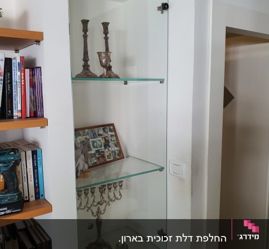 מדפי זכוכית עם חפצי נוי מתכתיים